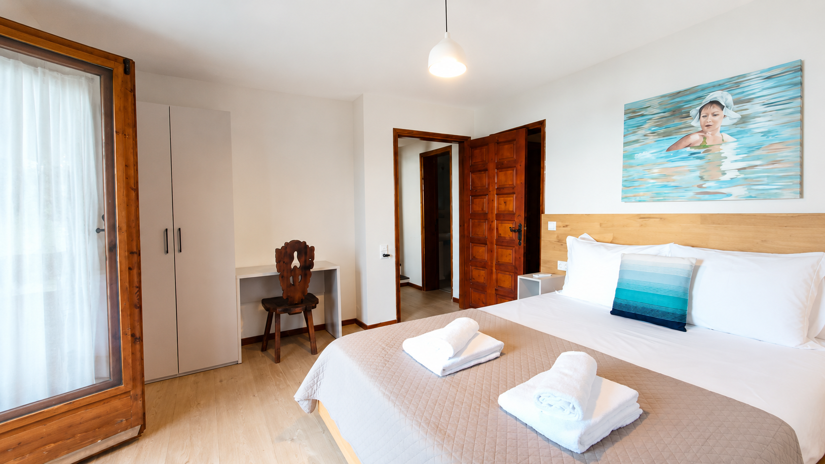 Spacious double room with crafted wooden details