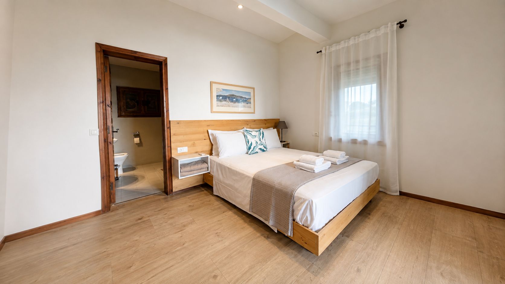 Large double bedroom with en-suite bathroom