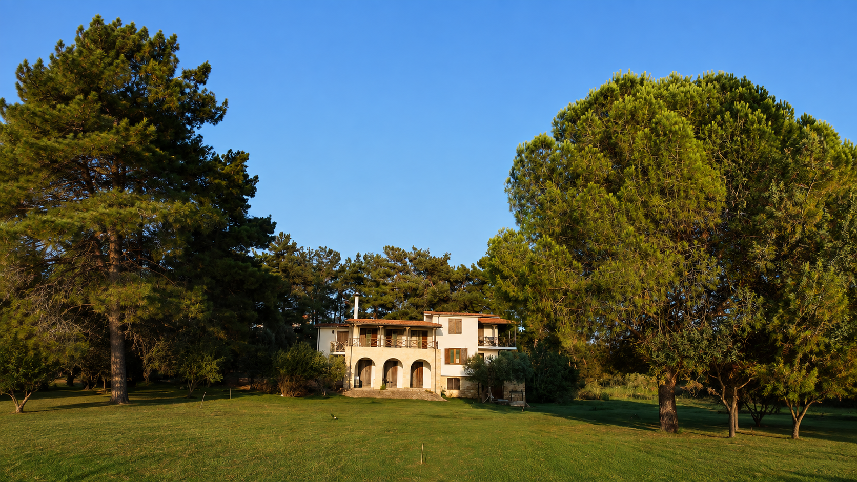 Villa King Filippos set within a large green garden